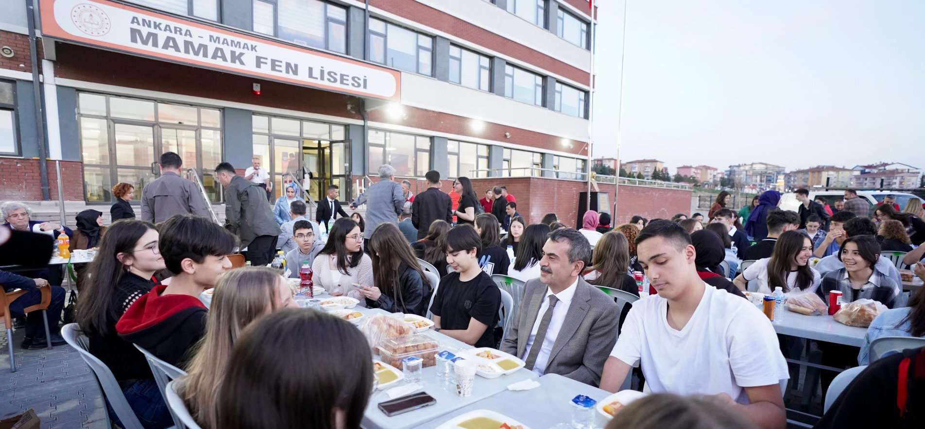 BAKAN TEKİN, MAMAK FEN LİSESİNİN İFTAR SOFRASINA KONUK OLDU